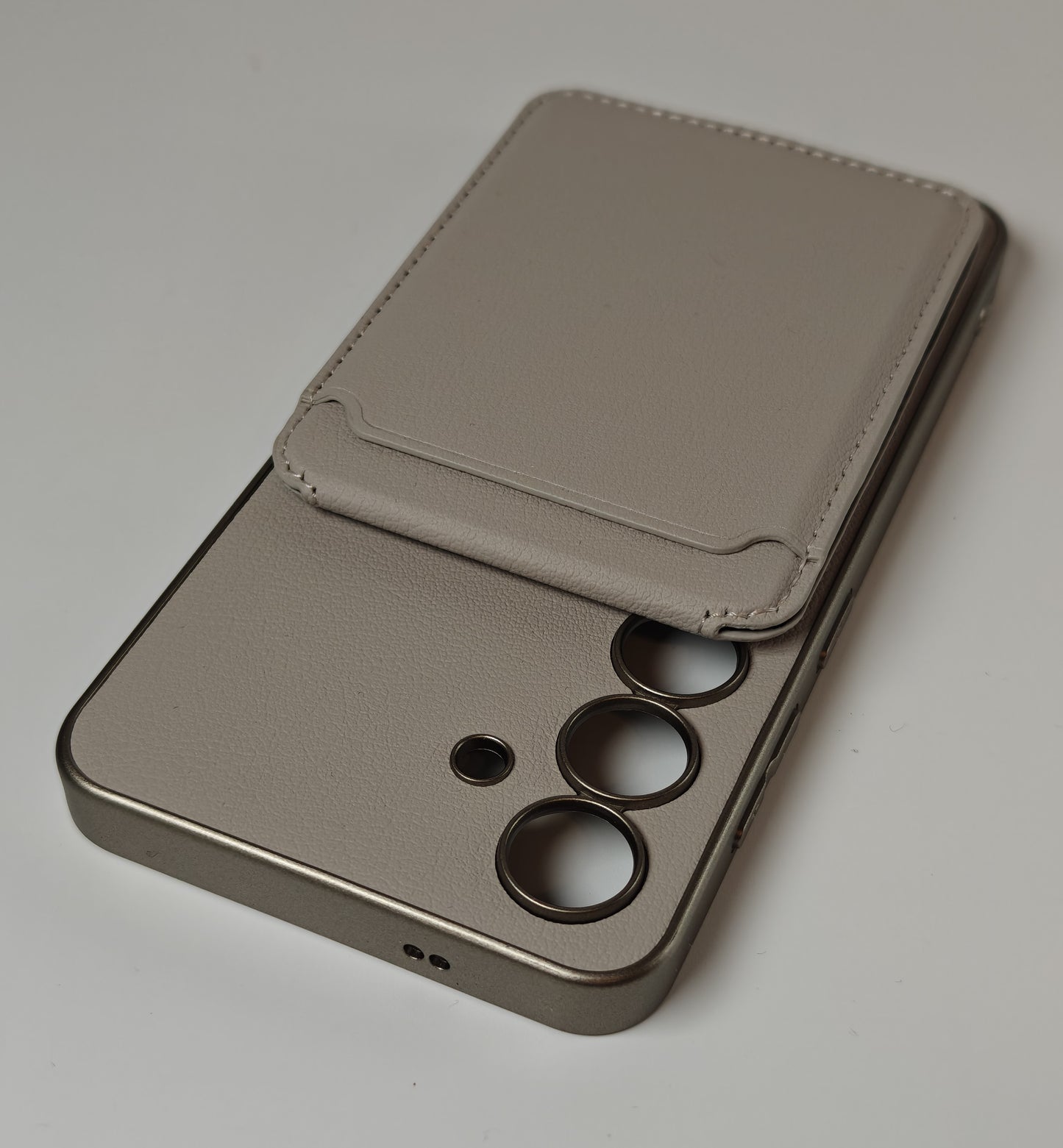 suojakuori magneettisella korttikotelolla ja tukijalalla