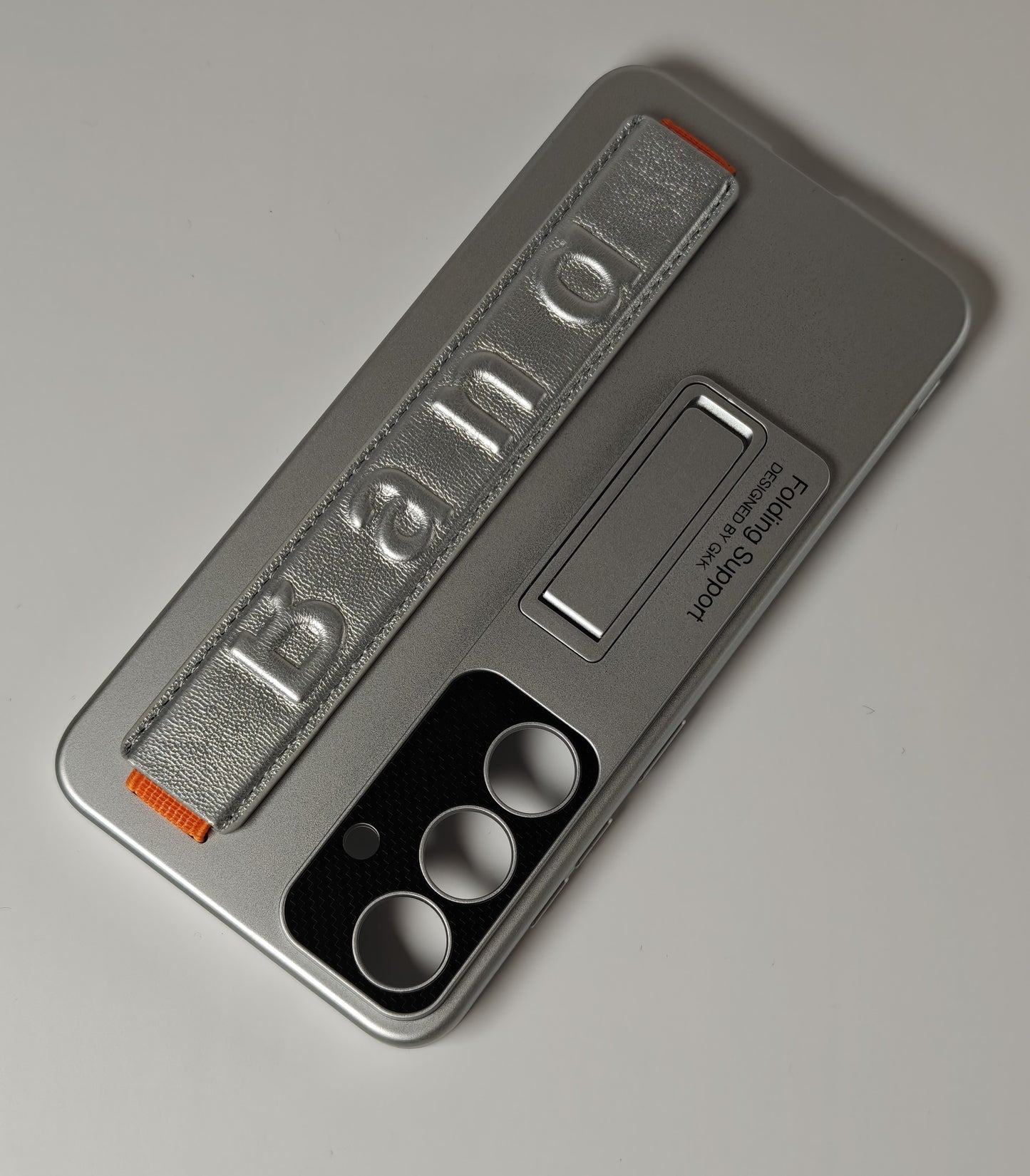 GKK tukijalalla ja pitonauhalla