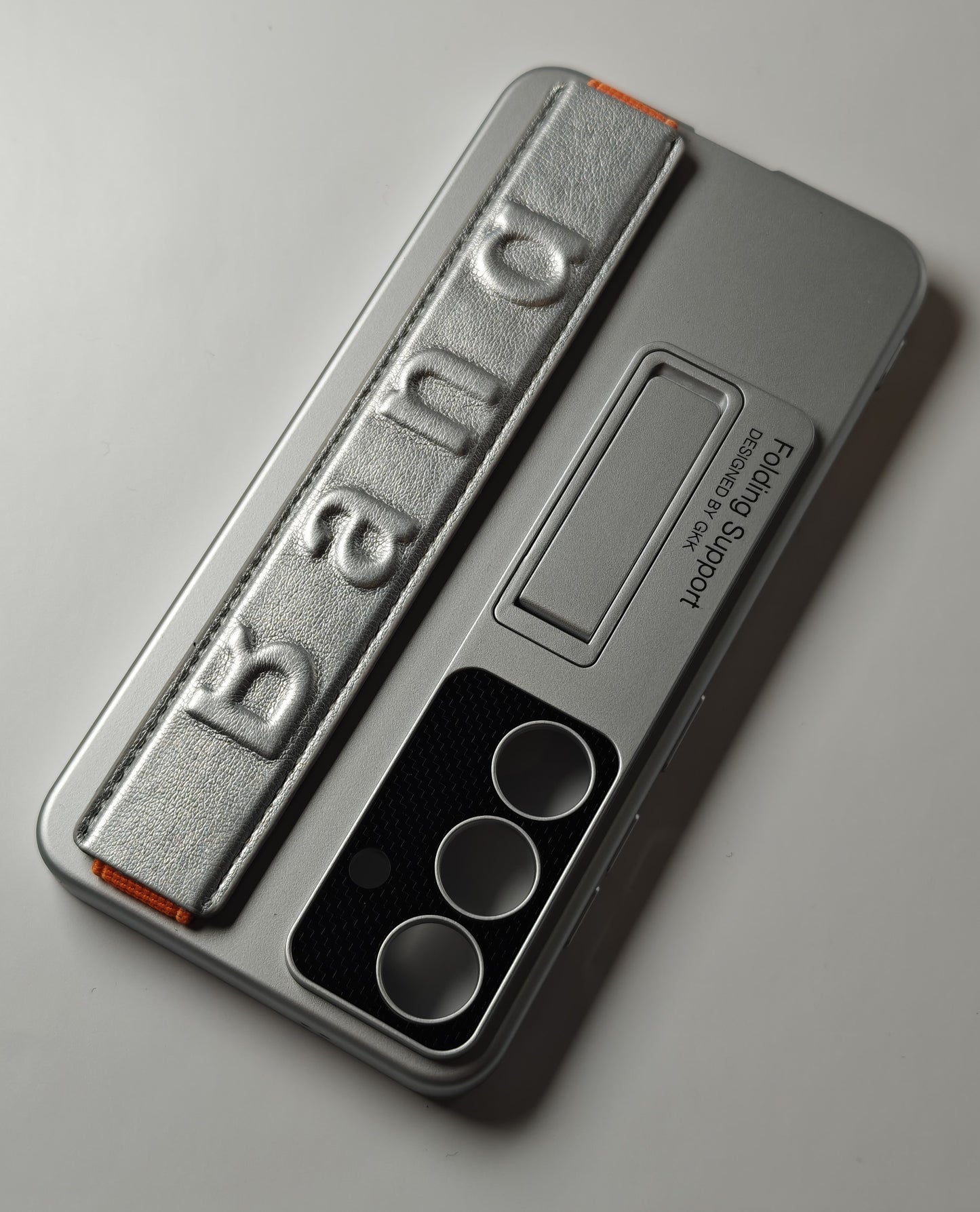 GKK tukijalalla ja pitonauhalla